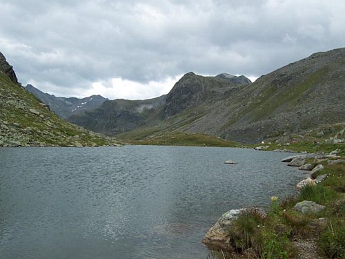 Fluelapass. Typické pre švajčiarske Alpy sú mierne stúpania, vďaka čomu si človek dokonale vychutná túto nadmorskú výšku