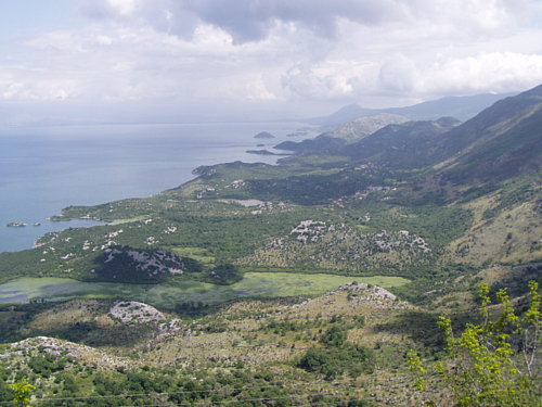  Cesta medzi Virpazarom a Ostrosom, vľavo je Albánsko