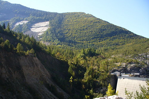   Priehradný múr Vaiont zvnútra – ten „kopec“ uprostred priehrady je zosuv, obrastený medzičasom viac ako 40ročnými stromami