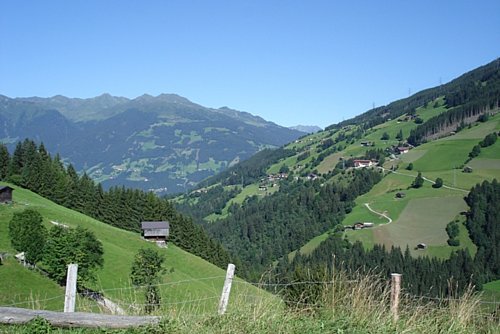  Pohľad do údolia z horského priechodu Gerlos Alpenstraße