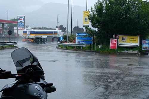  Bezvýsledné čakanie na zlepšenie počasia – diaľnica vo Val Sugana