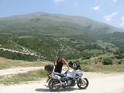  V pozadí pohorie Olymphos