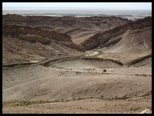  Rommelova cesta. V pozadí vyschnuté slané jazero Chott el Gharsa