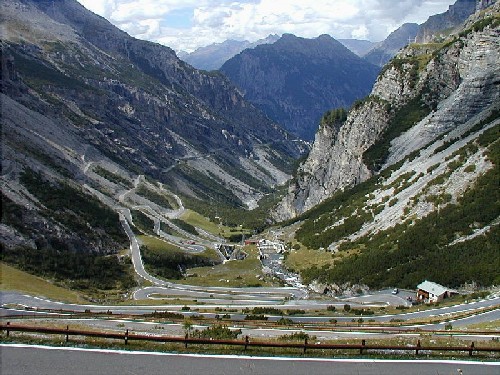  foto23. Stelvio (2758m) Južná rampa s dokonalými serpentínami. Cesta neuveriteľne prázdna. Smerom nahor sme kvaltovali o 106.