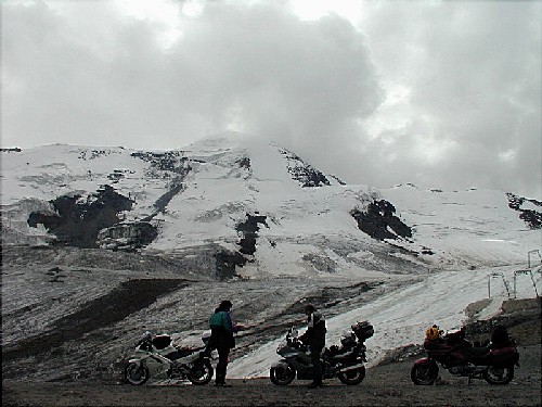  foto29. Kaunertal (2750m). Na vrchole. V celku kosa... Na zjazdovkách prebiehali prípravy na blížiacu sa lyžiarsku sezónu. 