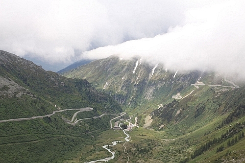  Schádzame z Grimsell passu doprava na Furka pass