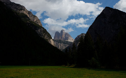  Pohl&#780;ad na Tre Cime - parkovisko ku&#769;sok od Lago di Dobbiaco