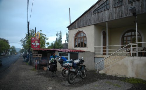  Tu sme koštovali „chinkali“, kúsok vzadu číha náš gang