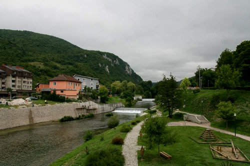  Kaskády tečú naprieč mestom