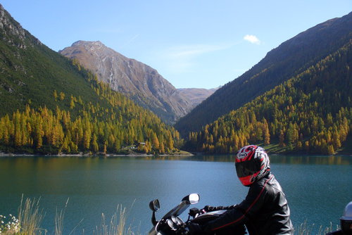 Priam westernovské farby na pozadí Lago di Livigno