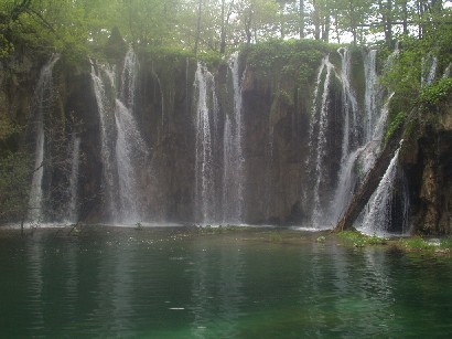  Jeden zo stoviek vodopádov na Plitvických jazerách