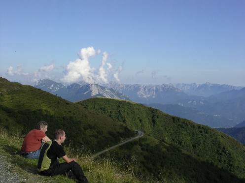  Milan a Patricius sa ich nevedia nabažiť. Dolu vidieť začiatok klesania do Ravascletta