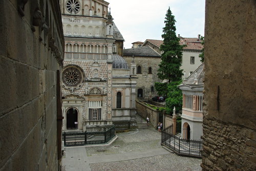  Uličky a kostoly Bergama.