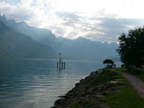  Ranný opar sa vznáša nad jazerom Walensee, klasický obrázok zo Švajčiarska