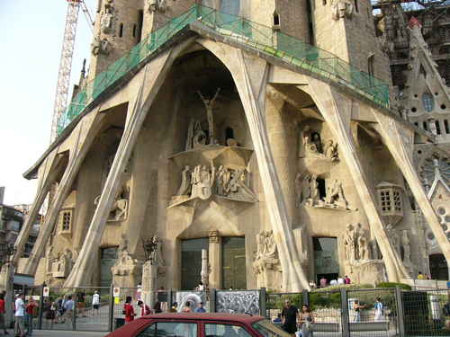  Priečelie stavby storočia Sagrada Familie čiže Chrámu svätej rodiny v Barcelone