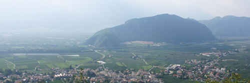  Výhľad na dolinu, ktorou sa tiahne diaľnica od Brenneru smerom na Lago di Garda