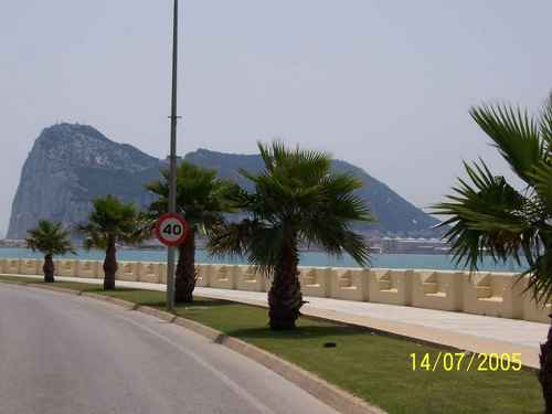  Gibraltar, vysoká skála a pod ním malé městečko