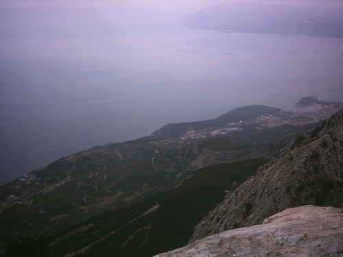   Stúpanie na Sv. Jure, dole Makarska v pozadi ostrov Brač